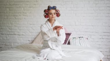 sevimli kız Bornozlu krem elleriyle losyonları