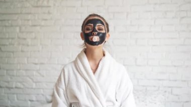 kız bir yüz maskesi ile açılırsa ciklet.