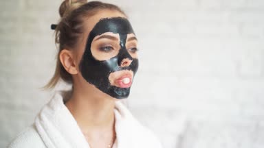 kız bir yüz maskesi ile açılırsa ciklet.