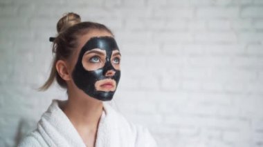 bir yüz maskesi için beklemekten yorgun