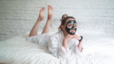 bir yüz maskesi için beklemekten yorgun