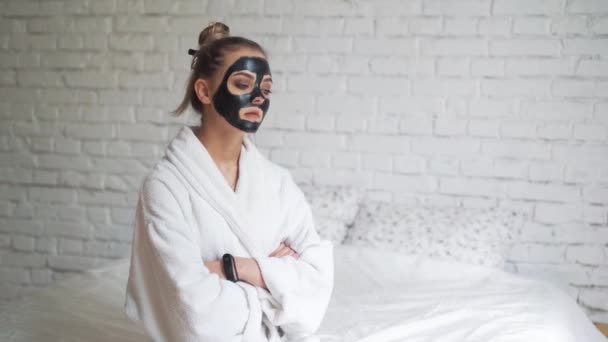 Moe van het wachten voor een gezichtsmasker — Stockvideo