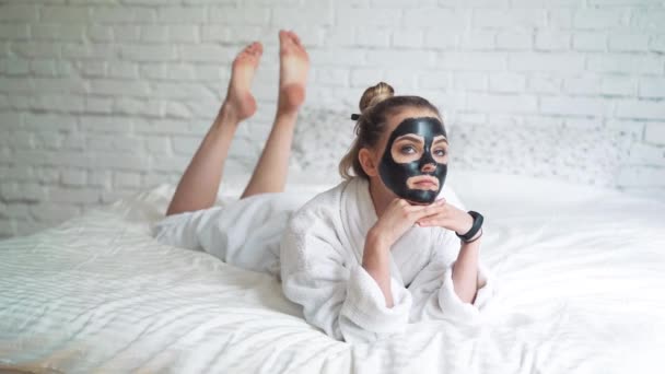 Fatigué d'attendre un masque facial — Video