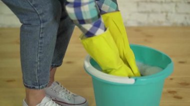 Ev temizliği, temizlik Bayan kumaş sıkar.