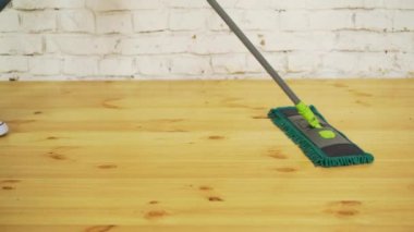 Müzik, dans pistine yıkamak için mutlu bir kadın spor ayakkabı içinde