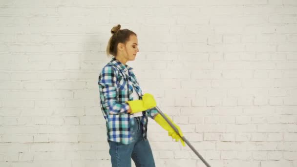Piękna Młoda Kobieta Tańczy Uśmiecha Się Podczas Sprzątania Podłogi Domu — Wideo stockowe