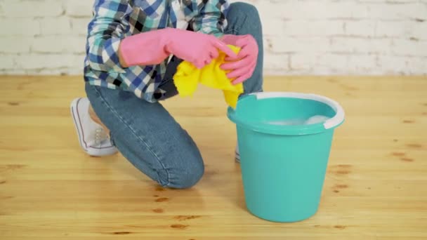 Torcendo um pano de limpeza — Vídeo de Stock