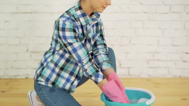 Wringen van een schoonmaak doek — Stockvideo