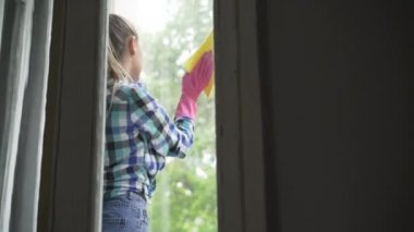 güzel bir genç kadın çamaşır odası penceresinde