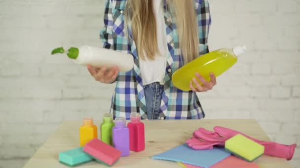 Beautiful young girl cleaning up her house — Stock Video