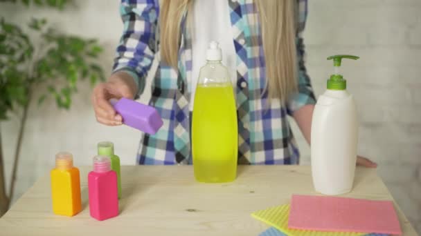 Mooi jong meisje opruimen van haar huis — Stockvideo