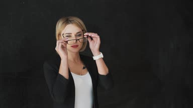 gülümseyen öğretmen ve kayrak blackboard arka plan