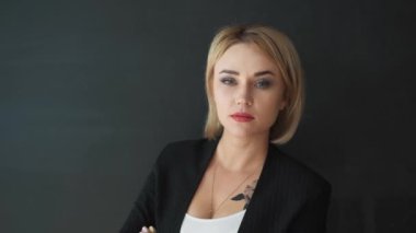 gülümseyen öğretmen ve kayrak blackboard arka plan