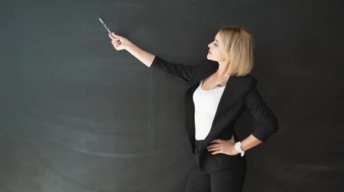Bir pano gösterilen öğretmen el hareketi
