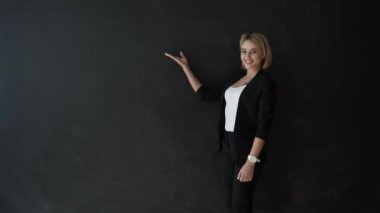 Bir pano gösterilen öğretmen el hareketi