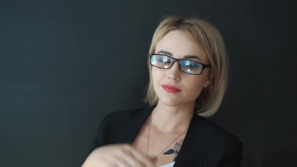 Obchodní žena učitelka s brýlemi a oblek. Habaďůra a upravte brýle před třídou — Stock video