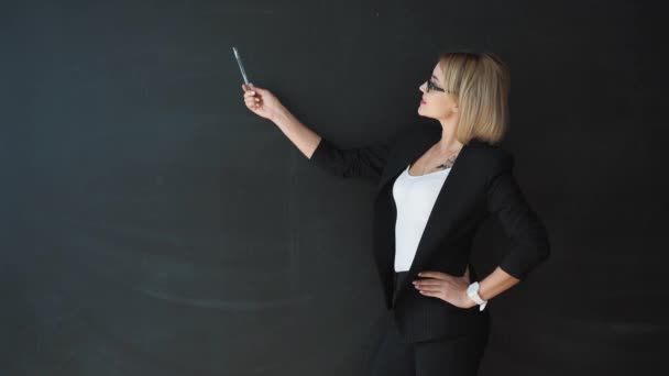 Učitelka gesto ruky, zobrazeno prázdné desky