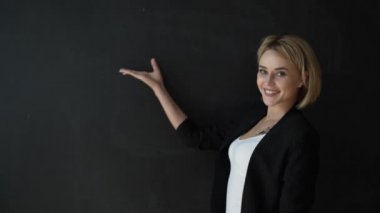 Bir pano gösterilen öğretmen el hareketi