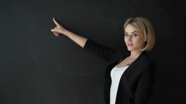 Bir pano gösterilen öğretmen el hareketi