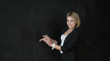 Bir pano gösterilen öğretmen el hareketi