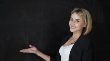 Bir pano gösterilen öğretmen el hareketi