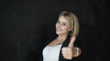 Gülümseyen öğretmen kadar grafik işaret parmağının gösterilen