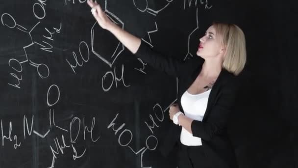 Leren van de wetenschap of scheikunde formule vertrouwen mooie vrouw leraar krijt schoolbord achtergrond — Stockvideo