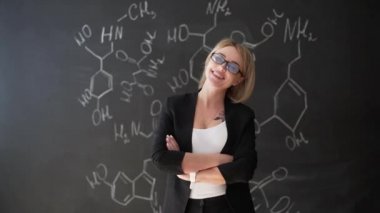 formül kendine güvenen güzel bir kadın öğretmenin tebeşir yazı tahtası arka plan bilim veya kimya öğrenmek