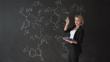 Tebeşir tahtası formülleri yazma öğretmen ve öğrenciler formül açıklar.