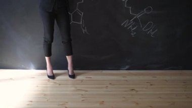 Tebeşir tahtası formülleri yazma öğretmen ve öğrenciler formül açıklar.