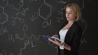 Tebeşir tahtası formülleri yazma öğretmen ve öğrenciler formül açıklar.