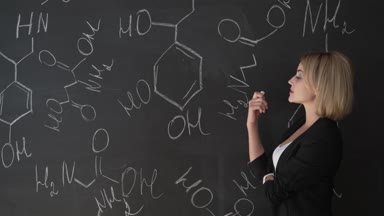 Tebeşir tahtası formülleri yazma öğretmen ve öğrenciler formül açıklar.