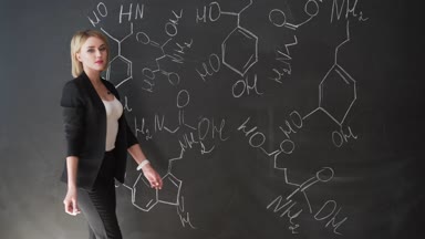 Tebeşir tahtası formülleri yazma öğretmen ve öğrenciler formül açıklar.