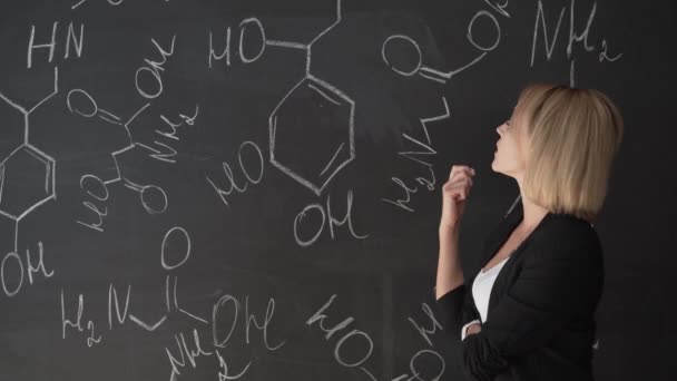 Fórmulas de escrita de professores no quadro de giz e explica aos alunos a fórmula . — Vídeo de Stock