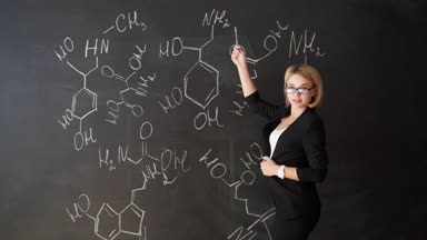 Tebeşir tahtası formülleri yazma öğretmen ve öğrenciler formül açıklar.