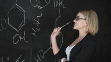 Tebeşir tahtası formülleri yazma öğretmen ve öğrenciler formül açıklar