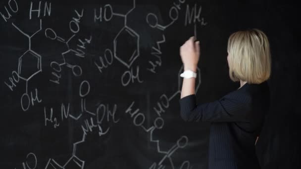 Estudante Bonita Olhando Para Fórmula Química Coçando Cabeça Pensando Sobre — Vídeo de Stock