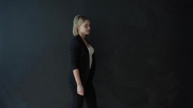 Bir pano gösterilen öğretmen el hareketi