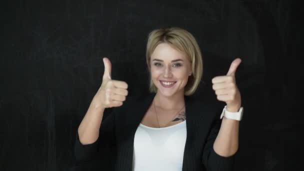 Uśmiechający się nauczyciel pokazuje jej kciuk wskazuje na wykresie — Wideo stockowe