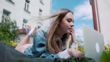 Otların arasında bir dizüstü bilgisayar ile çalışma yalan kız.