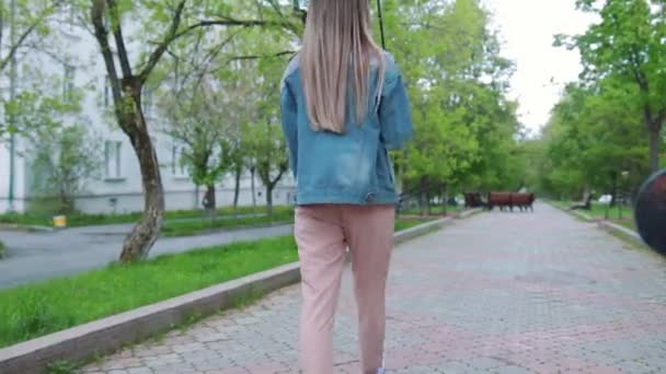 女孩在雨中走在雨伞下 — 图库视频影像