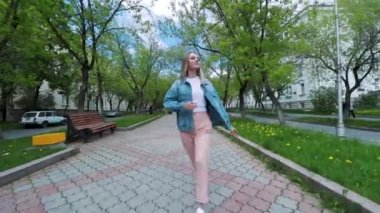 Güzel genç kız eski şehrin sokaklarında yürüyüş ve mutlu kadın eğleniyor dans müzik