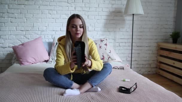Schönes Make-up Vlogger mit Spiegel Aufnahme Tutorial — Stockvideo