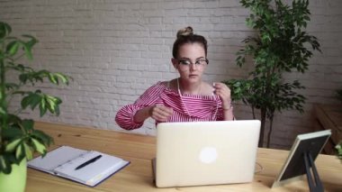 Masada oturan, dizüstü bilgisayar ekranına bakarak, görüntülü görüşme sahip mutlu işadamı gülümseyerek. Video aramasý sahip genç iş kadını. Güzel bir kadın onu laptop üzerinde çalışıyor.