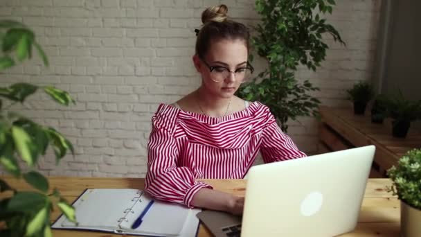 사업가 테이블에 노트북 화면을 비즈니스 데입니다 여자는 그녀의 노트북에서 일하고 — 비디오