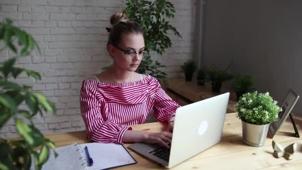 Ler glad affärsman som sitter vid bordet, tittar på laptop skärmen, att ha ett videosamtal. Unga företag dam med ett videosamtal. En vacker kvinna arbetar på sin laptop. — Stockvideo