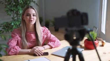 Vlogger ayna kayıt öğretici güzel makyaj.