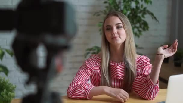 Krásný make-upu vlogger se zrcadlem nahrávání kurz — Stock video