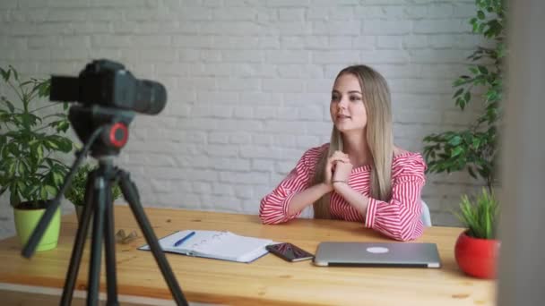 Linda maquiagem vlogger com tutorial de gravação de espelho — Vídeo de Stock