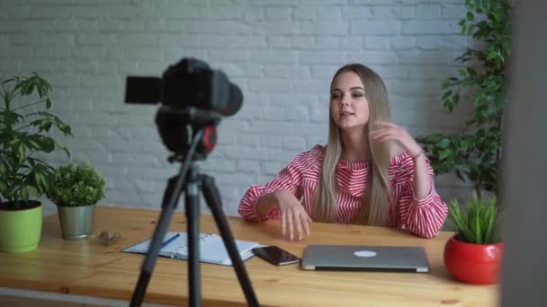 Vlogger 与镜子录音教程美丽化妆 — 图库视频影像